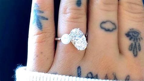 Ariana Grande Shows Off Her Unique Engagement Ring - YouTube