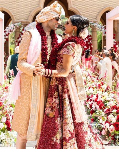 100+ Fresh Jaimala Designs That Are Way Too Pretty! - Pyaari Weddings