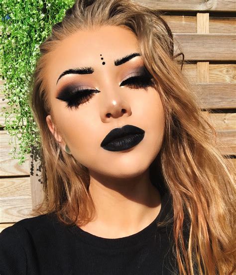 𝓢𝓪𝓻𝓪𝓱- 𝓪𝓷𝓷𝓮 on Instagram: “im in love with this look so have another post 🖤 my inner emo is L ...