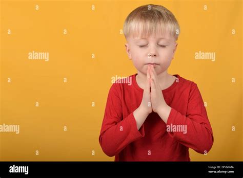 boy child praying Stock Photo - Alamy