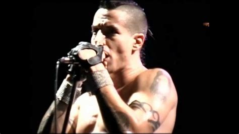 Red Hot Chili Peppers - Under The Bridge - Live Off The Map [HD] - YouTube