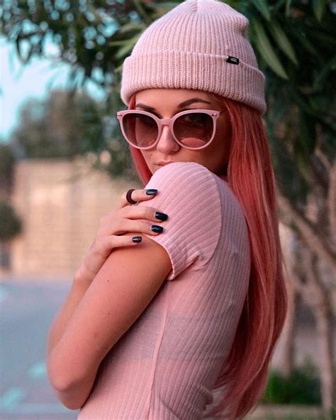 STELLA CINI no Instagram: “Specs for daysss 🕶 Quick memo from Pink ...