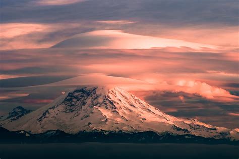 A stunning double lenticular cloud atop Mt. Rainier, taken yesterday at sunset [2000×1333 ...