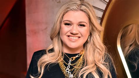 Kelly Clarkson covered Billie Eilish and Shawn Mendes songs—and she was amazing
