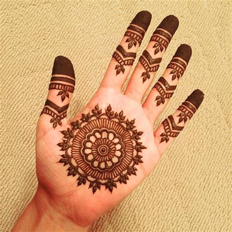 Simple Front Hand Circle Mehndi Design - Goimages Signs