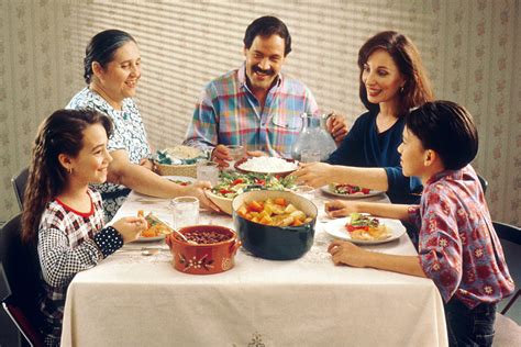File:Family eating meal.jpg - Wikimedia Commons