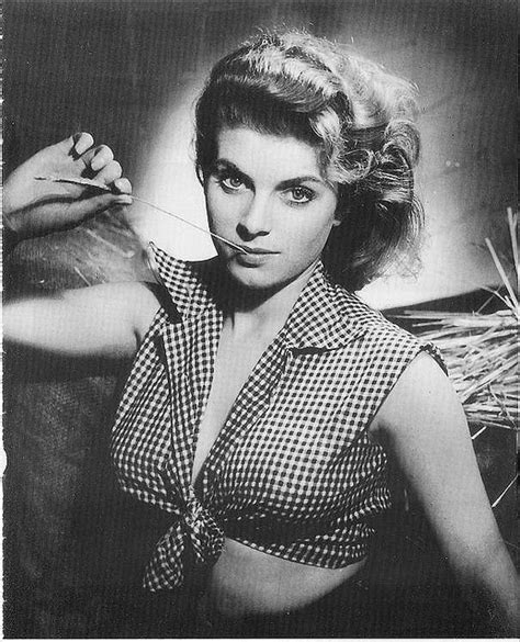 Billie Whitelaw Pictures (16 Images)