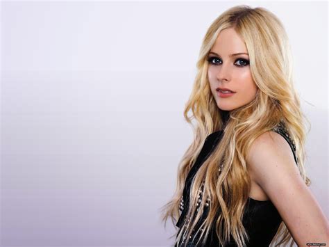 Avril Lavigne the Smokey Eye Makeup | Wallpapers Collection