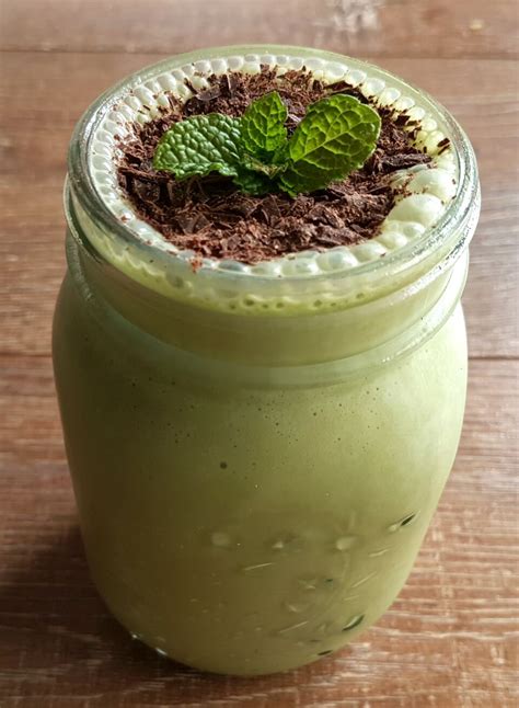 Creamy choc-mint and macadamia milk smoothie