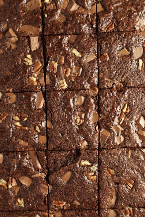 Brownie Brittle // This brownie brittle is chewy in the middle and ...