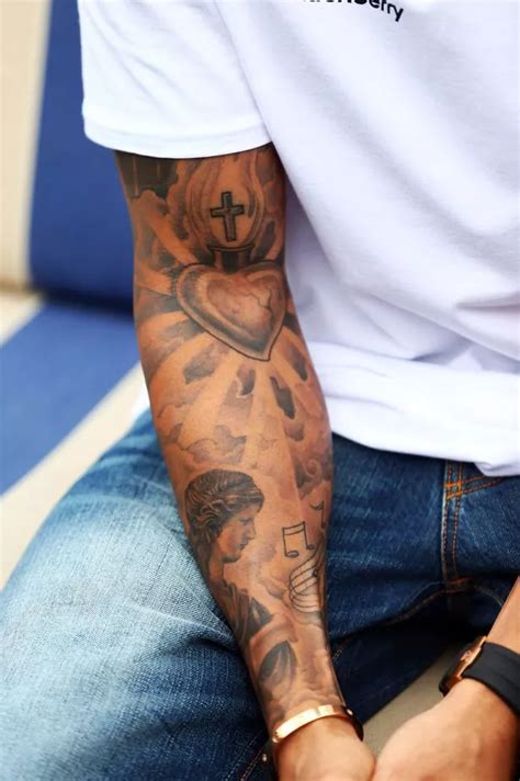 Lewis Hamilton Tattoo : Lewis Hamilton debuts MASSIVE lion tattoo on ...