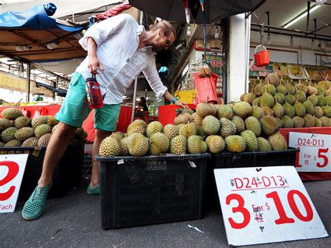 Getting Good Durian On Geylang Durian Street in Singapore - Year of the ...