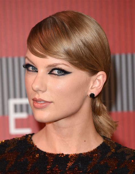 Taylor Swift Is Making the Smoky Kardashian Cat Eye Happen | Taylor swift hot, Beauty, Taylor swift