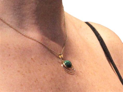 Vintage 1940s Green Agate and Yellow Gold Pendant For Sale at 1stDibs