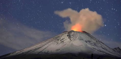 Erupción del volcán Popocatépetl, el 29.06.2019, desde la población de ...