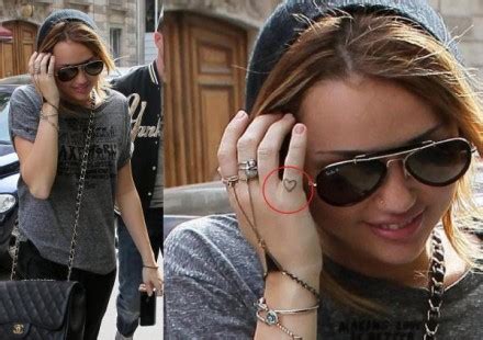 Miley Cyrus Heart Tattoo On Finger (pic) - MileyCyrusWorld.net