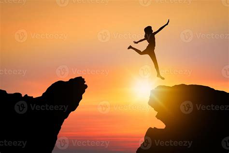 silueta de persona saltando sobre la montaña de roca con éxito 2158048 Foto de stock en Vecteezy