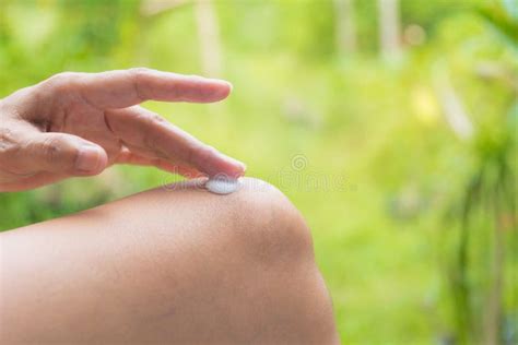 Hand of Woman Apply Lotion on Skin of Knee Stock Photo - Image of ...