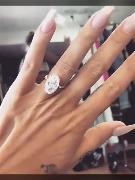Hailey Bieber Wedding Ring / Hailey Baldwin Shows Off Her Massive Engagement Ring E Online