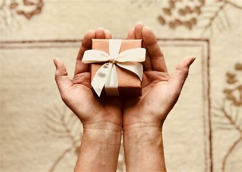 11 Ways To Deal With Receiving Gifts As A Minimalist - Antimaximalist