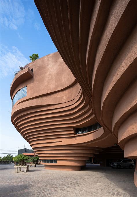 1+1>2 architects' pottery museum rises like a canyon in bat trang