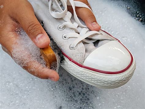 How To Clean White Shoes: DIY, Baking Soda, Hacks - Cleaning and ...