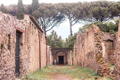 How to Plan the Perfect Day Trip to Pompeii & Mount Vesuvius - Into the ...