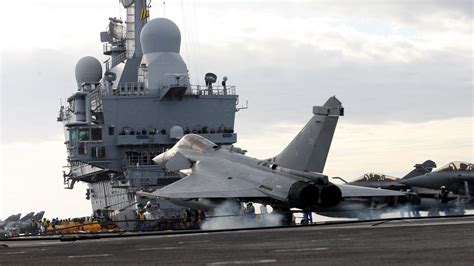 Rafale Marine landing on the French aircraft carrier Charles de Gaulle (R91) [2362 × 1328 ...