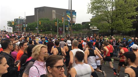 Marathon d'Ottawa : l'un des coureurs transportés à l'hôpital est mort | ICI Radio-Canada.ca