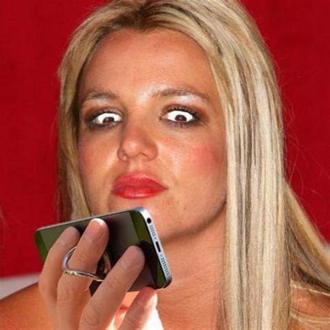 Cuando te pasan el celular para que veas un chisme. | Memes celebridades, Britney spears ...