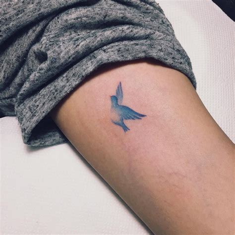 타투 Nando on Instagram: “Blue bird📪#nandotattooer . #tattoo#tatuaje#bird#blue #타투#미니타투#파랑새#미니타투 ...