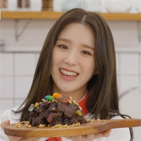 heejin Pudding, Cake, Desserts, Quick, Jeon, Memes, Tailgate Desserts ...