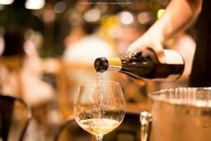 Mastering Wine Tasting Etiquette: Do's and Don'ts