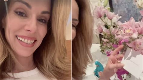Boninho manda flores com item inusitado para a esposa, Ana Furtado