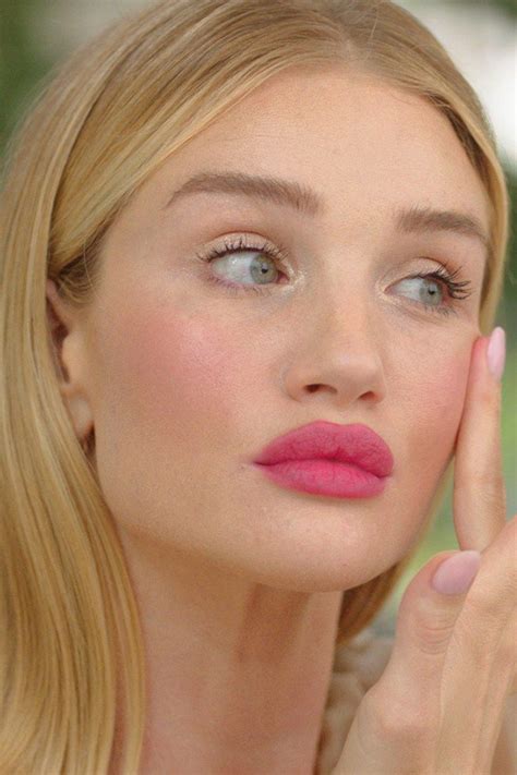 Pinke Lippen: Rosie Huntington-Whiteley zeigt im Beauty-Tutorial Statement-Lippen für jeden Tag ...