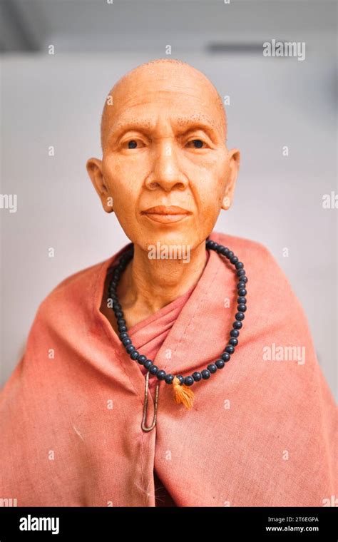 Buddhist shrine monk thailand statue hi-res stock photography and images - Alamy