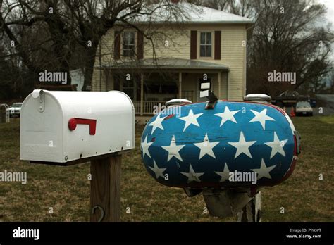 Mailbox american flag hi-res stock photography and images - Alamy