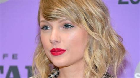 Taylor Swift's new Folklore album sees the singer go indie - BBC News