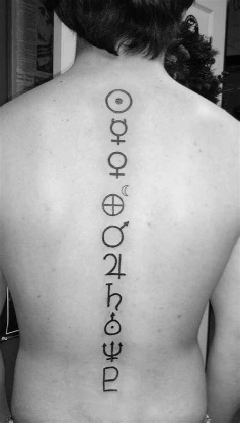 Los símbolos planetarios del sistema sola (incluido Plutón). Spine Tattoo For Men, Back Tattoo ...