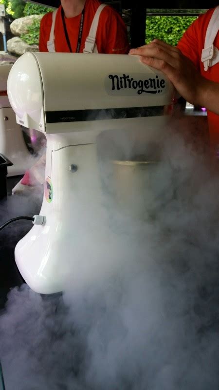 Alton Towers Nitrogenie | Liquid Nitrogen Ice Cream | Review | Topdogdays