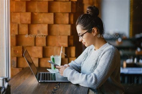 girl working on a laptop at a restaurant | Girl with laptop aesthetic ...