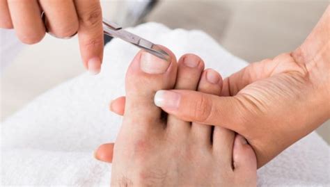 How to cut toenails properly | informedhealth.org