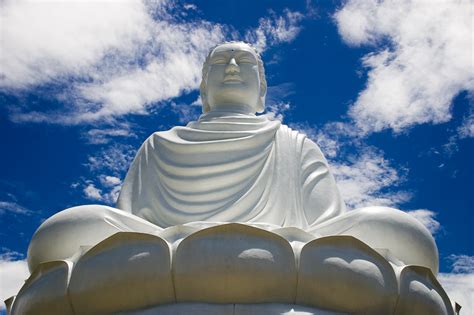 File:Buddha statue, Nha Trang.jpg - Wikimedia Commons