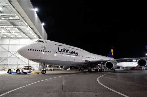 Boeing lackiert erste 747-8 Intercontinental für Lufthansa