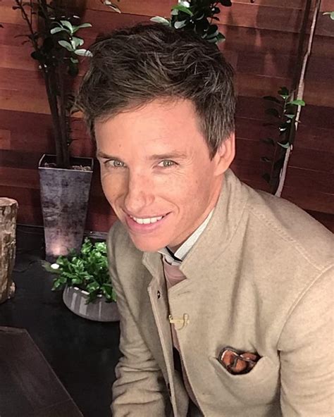 Eddie backstage at ‘The Ellen Show’ 🌱💼 photo @theellenshow #eddieredmayne # ...