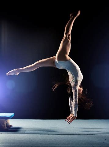 Photo libre de droit de Jeune Femme Faisant La Gymnastique Jump banque d'images et plus d'images ...