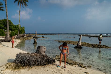 As the Maldives Gains Tourists, It’s Losing Its Beaches - The New York Times