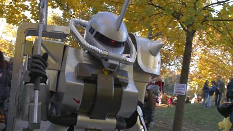 Zaku Cosplay Lucca 2015 - YouTube