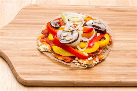 Mini-Pizza nach Paelo-Rezept mit Kokosmehl, Gemüse und Pinienkernen - Creative Commons Bilder