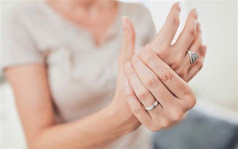 Dislocated Thumb – Symptoms, Causes, & Treatment